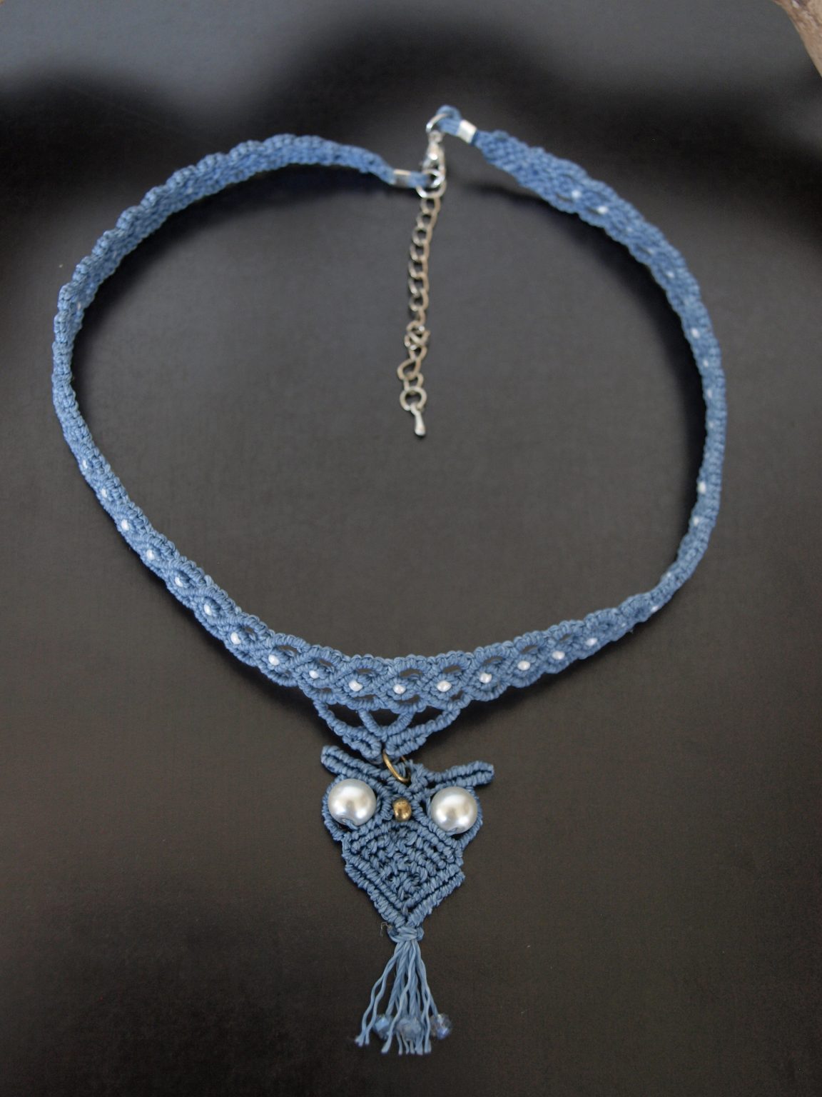 Collier Macramé Satin Bleu Nuit Avec Perles Porcelaine Blanche – Création Fantaisie
