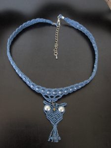 collier macramé bleu et pendentif chouette