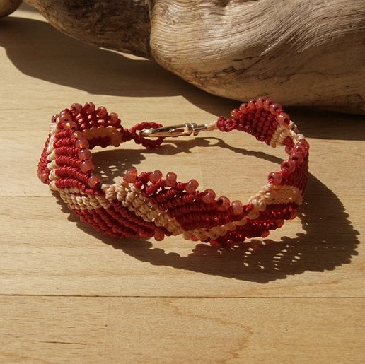 bracelet macramé créaléliam vagues rouge corail et perles