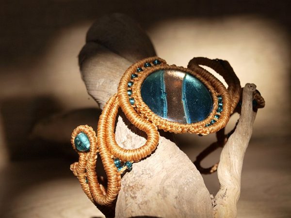 Bracelet macramé entrelacs ocres, perles bleues et cuivrées Créaléliam