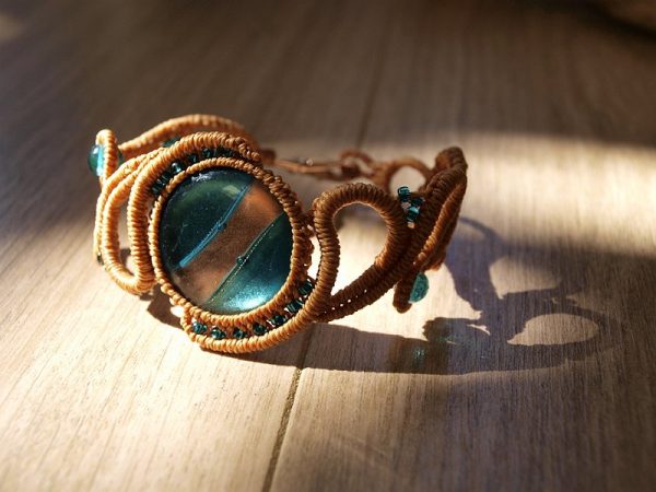 Bracelet macramé entrelacs ocres, perles bleues et cuivrées Créaléliam
