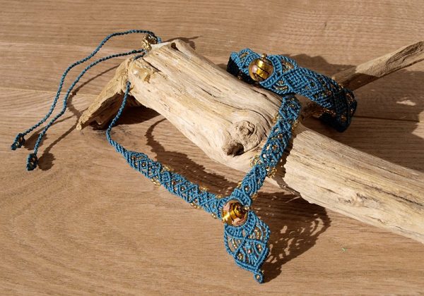 Parure bijoux ethnique macramé bleu pétrol et perles ambrées