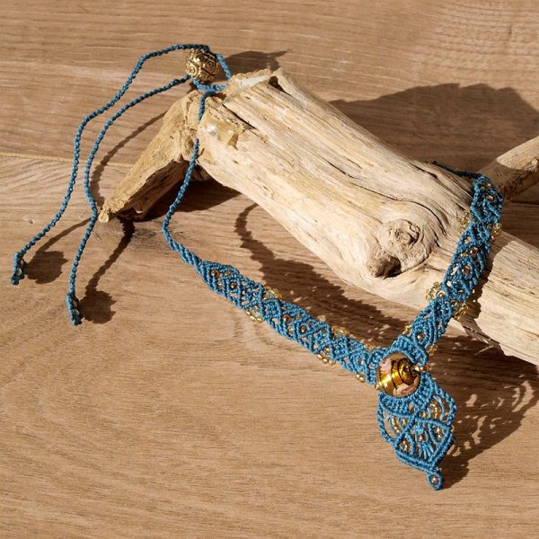 Collier ethnique macramé bleu pétrol et perles ambrées